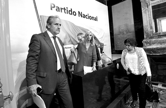 Jorge Saravia, Luis Alberto Heber, Beatriz Argimón y Gloria Rodríguez, el miércoles, luego de la conferencia de prensa en la sede del Directorio del Partido Nacional. Foto: Federico Gutiérrez