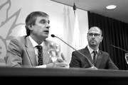Álvaro García, director de OPP, y Juan Andrés Roballo, prosecretario de Presidencia, ayer, en conferencia de prensa, en la Torre Ejecutiva. Foto: Pablo Vignali 