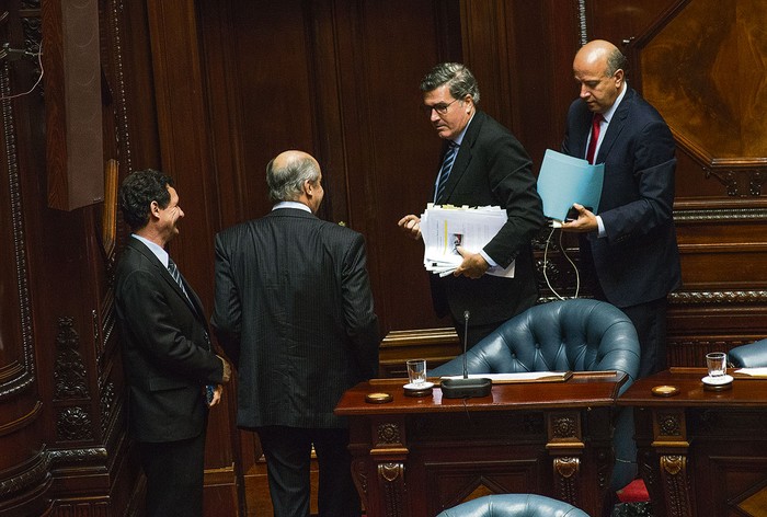 José Amorín Batlle (2 izq.), Pedro Bordaberry (c) y Germán Coutinho, ayer, en la sesión del Senado. · Foto: Andrés Cuenca