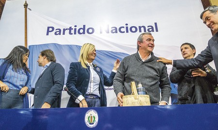 Verónica Alonso, Luis Lacalle Pou, Beatriz Argimón, Jorge Larrañaga, Carlos Iafigliola y Juan Andrés Ramírez, ayer, en la Casa del Partido Nacional. · Foto: Pablo Vignali Verónica Alonso, Luis Lacalle Pou, Beatriz Argimón, Jorge Larrañaga, Carlos Iafigliola y Juan Andrés Ramírez, ayer, en la Casa del Partido Nacional. · Foto: Pablo Vignali