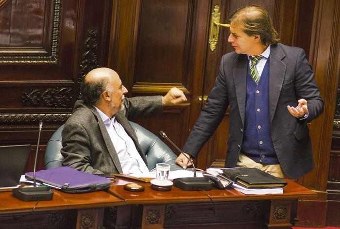 Pablo Mieres y Luis Lacalle Pou, durante la sesión del Senado (archivo, agosto de 2018).