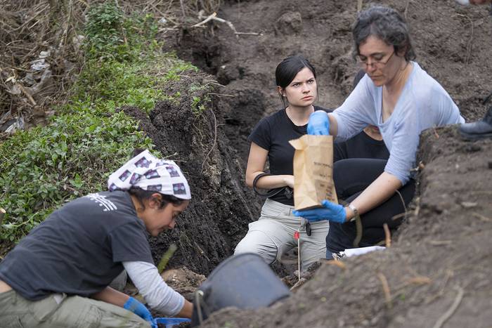 Integrantes de equipo de antropólogos, en la excavación en el Batallón 13. · Foto: Mariana Greif