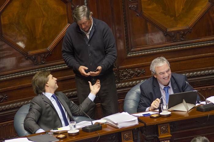 Luis Lacalle Pou, Guillermo Besozzi y Luis Alberto Heber, ayer, en la sesión del Senado. · Foto: Pablo Vignali