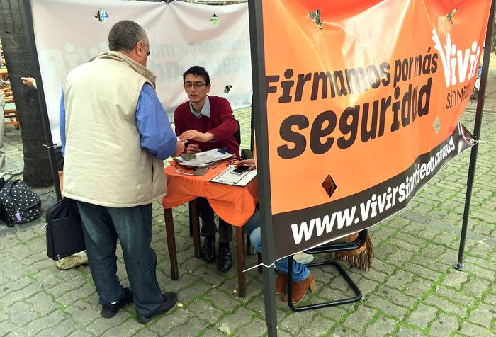 Campaña de firmas por seguridad, en la plaza Constitución  (archivo, mayo de 2018) · Foto: Iván Franco