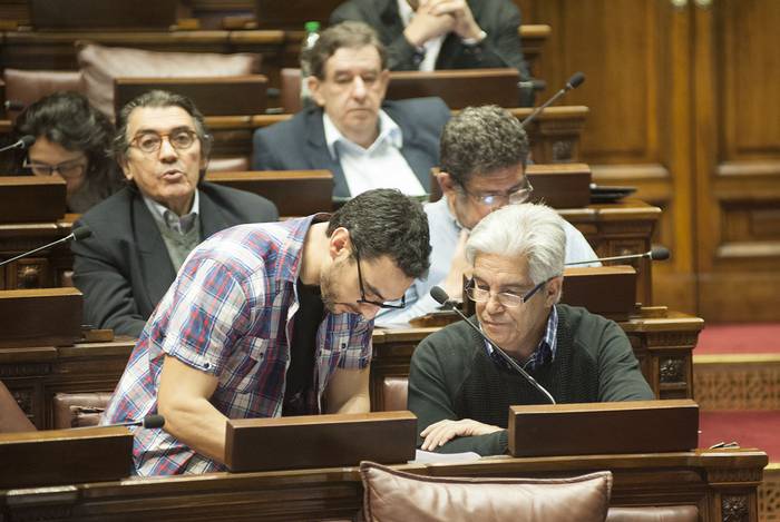 Gerardo Núñez y Luis Puig, ayer, durante la sesión de Diputados. · Foto: Federico Gutiérrez