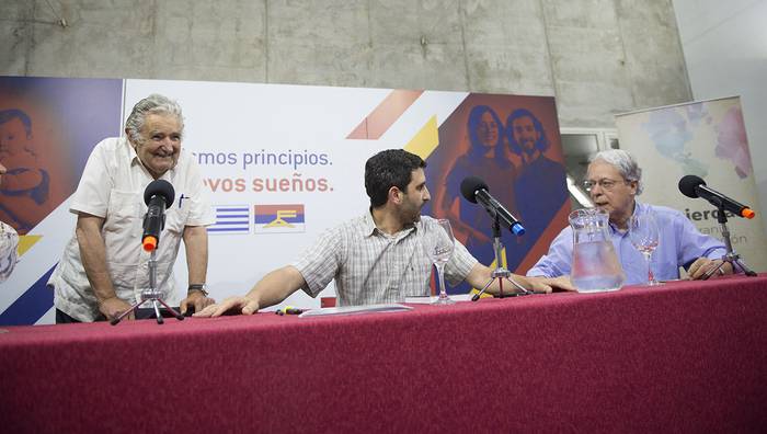 José Mujica, Daniel Caggiani y Frei Betto, ayer, en La Huella de Seregni. · Foto: Andrés Cuenca