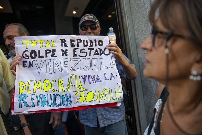 Movilización de apoyo a Nicolás Maduro, ayer, en el embajada de Venezuela, en Montevideo. · Foto: Santiago Mazzarovich