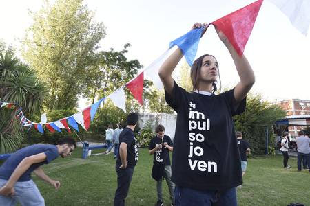 Militantes de la agrupación impulso Joven, preparan el Club Buceo para una actividad con jóvenes del barrio. · Foto: Federico Gutiérrez Militantes de la agrupación impulso Joven, preparan el Club Buceo para una actividad con jóvenes del barrio. · Foto: Federico Gutiérrez