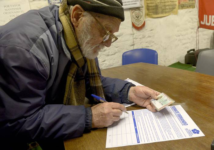 Campaña para dejar sin efecto la bancarización obligatoria, apoyada por la Coordinadora de Jubilados y Pensionistas del Uruguay (archivo, agosto de 2017).
 · Foto: Andrés Cuenca