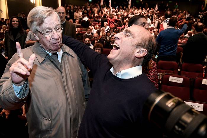 Danilo Astori y Daniel Martínez, en el festejo de los 25 años Asamblea Uruguay, ayer en El Galpón. · Foto: Javier Calvelo, adhocFOTOS