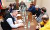 Tabaré Vázquez encabeza reunión con representantes del PIT-CNT para analizar situación en el sector del gas, ayer, en la residencia de Suárez. Tabaré Vázquez encabeza reunión con representantes del PIT-CNT para analizar situación en el sector del gas, ayer, en la residencia de Suárez.