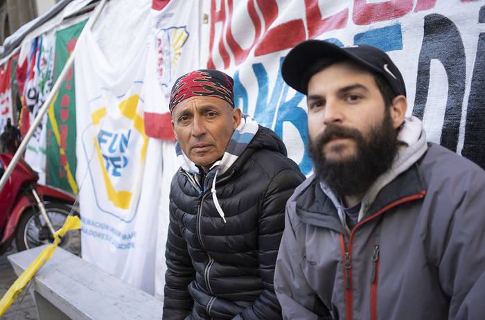 Maximiliano Camaño y Oscar Castro, en la huelga de hambre por Montevideo Gas, ayer, frente al Cabildo. · Foto: Mariana Greif