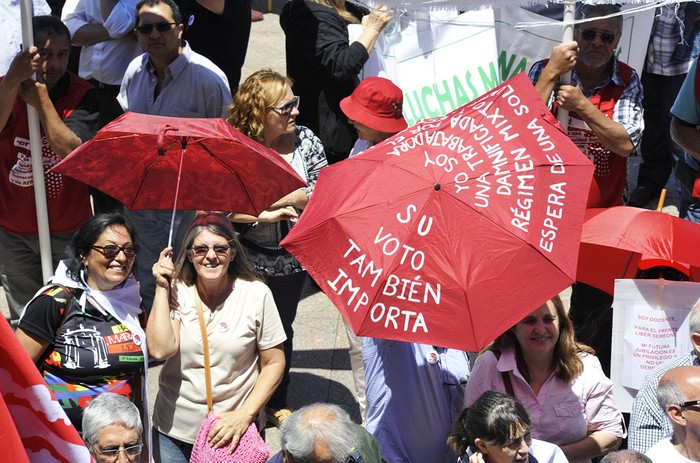 Movilización de “cincuentones”, el martes, frente al edificio anexo del Palacio Legislativo. Foto: Federico Gutiérrez 