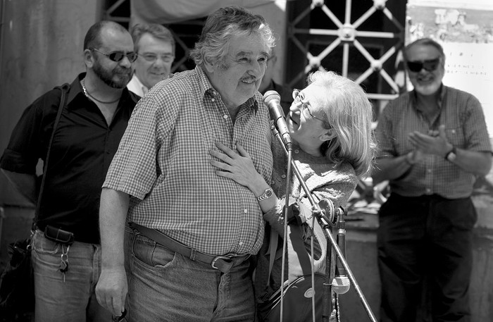 José Mujica y Glenda Rondán, durante un acto del Espacio 609 en la feria de Tristán Narvaja, donde la dirigente colorada se acercó a saludar al presidente electo. (archivo, octubre de 2006) · Foto: Fernando Morán
