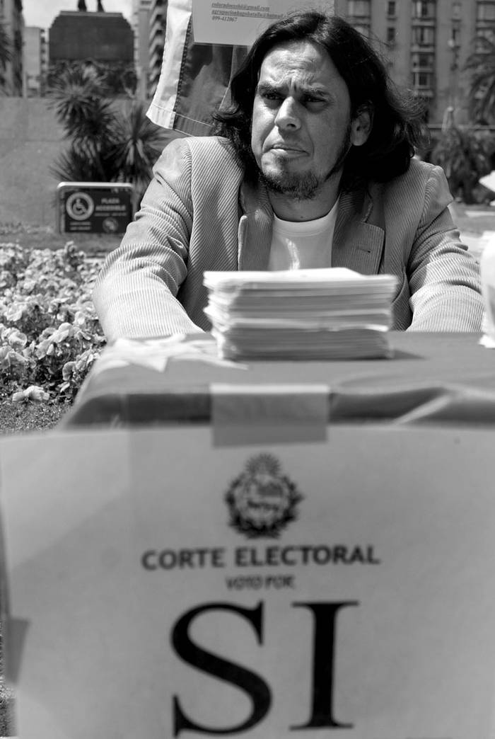 Diego Fau, realizando campaña por los plebiscitos. (archivo, octubre de 2009) · Foto: Victoria Rodríguez