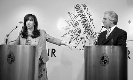 La presidenta argentina, Cristina Fernández y el presidente Tabaré Vázquez, ayer, durante la conferencia que brindaron al cierre de la Cumbre de presidentes del Mercosur. · Foto: Sandro Pereyra La presidenta argentina, Cristina Fernández y el presidente Tabaré Vázquez, ayer, durante la conferencia que brindaron al cierre de la Cumbre de presidentes del Mercosur. · Foto: Sandro Pereyra