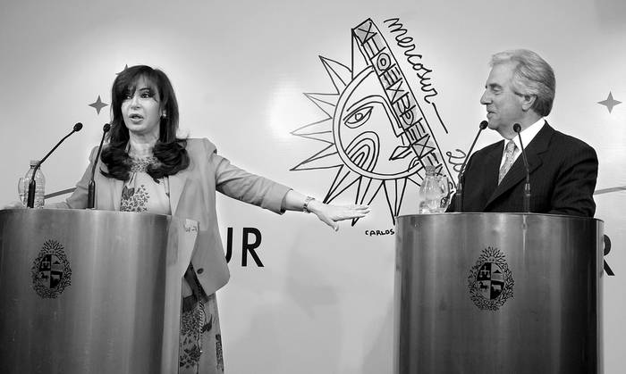 La presidenta argentina, Cristina Fernández y el presidente Tabaré Vázquez, ayer, durante la conferencia que brindaron al cierre de la Cumbre de presidentes del Mercosur.  · Foto: Sandro Pereyra