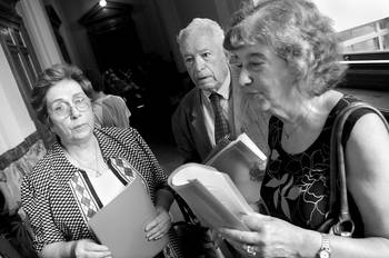 Fanny Aarón, Germán Rama y Teresita Capurro, ayer, previo a la instalación del grupo de Educación. Fanny Aarón, Germán Rama y Teresita Capurro, ayer, previo a la instalación del grupo de Educación.