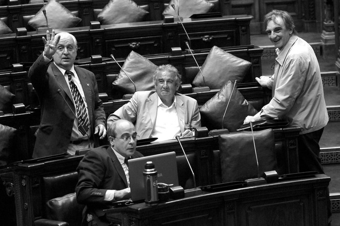 Carlos Baraibar, Álvaro Vega, Uberfil Hernández y Julio Battistoni, previo al comienzo de la última sesión de diputados donde se iba a tratar la Ley de Descentralización. (archivo, enero de 2010) · Foto: Pablo Nogueira