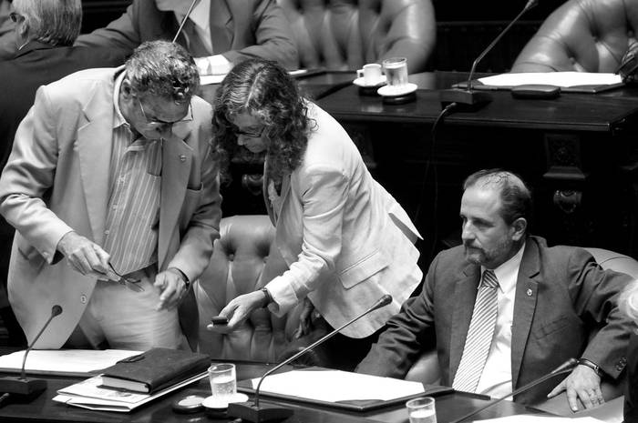 Héctor Tajam, Constanza Moreira y Jorge Saravia, durante una sesión del Senado. (archivo, marzo de 2010) · Foto: Pablo Nogueira