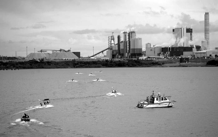 Un grupo de embarcaciones argentinas participa en una protesta en el río Uruguay frente a la planta de la pastera UPM (ex Botnia), el domingo 25 de abril.  · Foto: EFE, Iván Franco