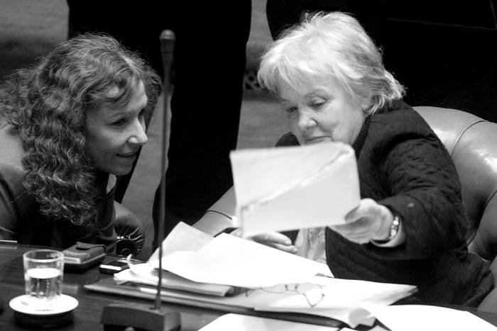 Constanza Moreira y Lucía Topolanski, durante la sesión del senado del martes 11.  · Foto: Victoria Rodríguez