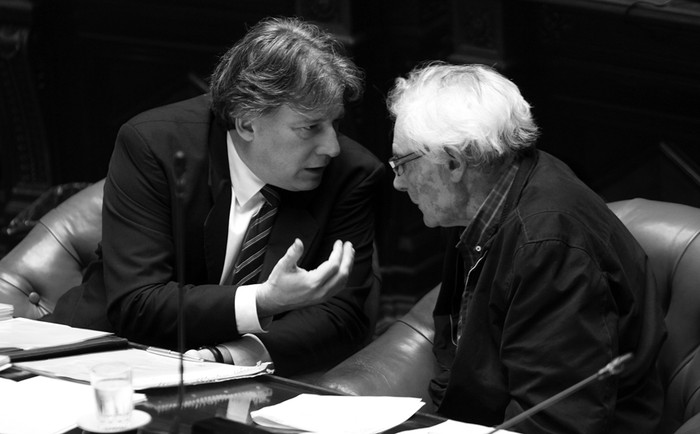 El ministro Fernando Lorenzo y el senador Ernesto Agazzi, el lunes, durante la interpelación en el Senado. · Foto: Pedro Rincón