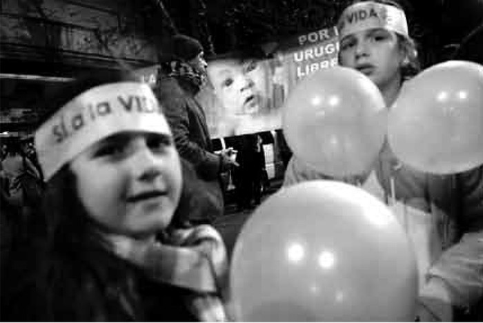 Marcha organizada por la Coordinadora Nacional por la Vida, por la avenida 18 de Julio. (archivo, enero de 2012) · Foto: Nicolás Celaya