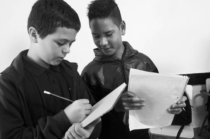 Alumnos de primer año en una actividad integradora junto a docentes en el liceo Nº 43 de Rincón del Cerro. Foto: Pablo Nogueira (archivo, marzo de 2014)
