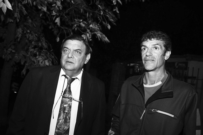 José Morgade y Enrique Saravia, referentes del Espacio Celeste, ayer en la vereda de la casa de Saravia durante la conferencia de prensa. / Foto: Nicolás Celaya