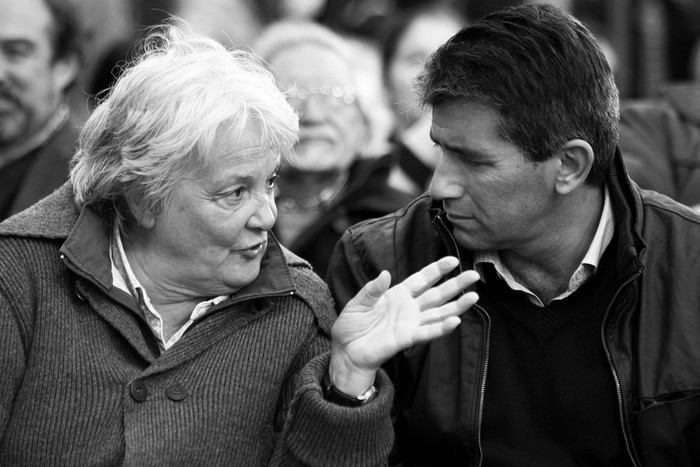 Lucía Topolansky y Raúl Sendic, en el acto homenaje a los ocho obreros comunistas asesinados en la seccional 20, en el que se celebró la declaración de la sede como Monumento Histórico Nacional. / Foto: Pedro Rincón