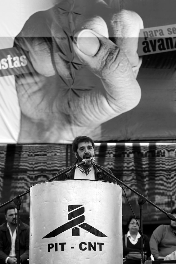 Fernando Pereira durante un acto del Día de los Trabajadores, en la plaza Mártires de Chicago. Foto: Pedro Rincón (archivo, mayo de 2014)