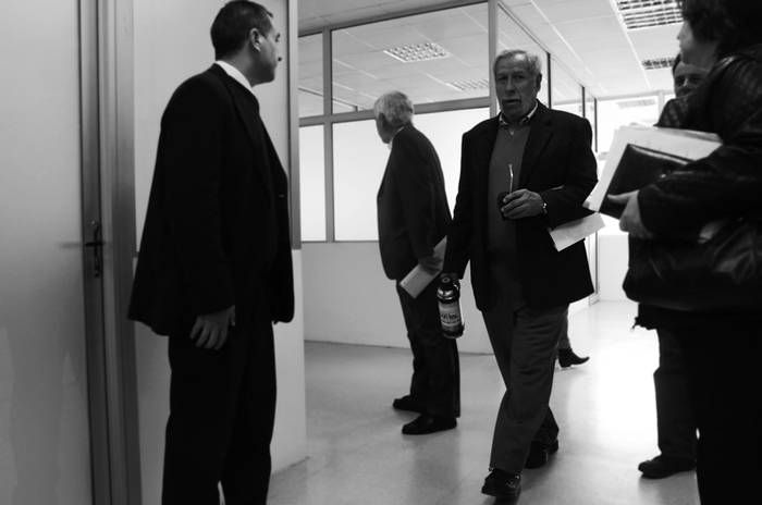 Luis Romero (centro) llega a una conferencia en el salón de actos del MTSS. / Foto: Pablo Nogueira (Archivo, Junio de 2013)
