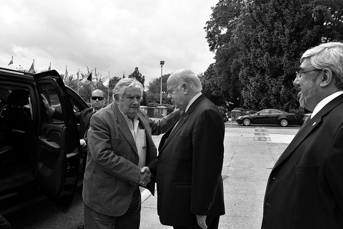 José Mujica, José Miguel Insulza, secretario general de la OEA, y Milton Romani, embajador ante la OEA, ayer en Washington (Estados Unidos). / Foto: Juan Manuel Herrera, OEA.