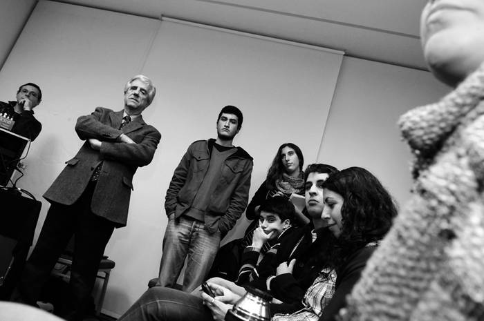 Tabaré Vázquez durante la reunión con jóvenes. / Foto: Javier Calvelo