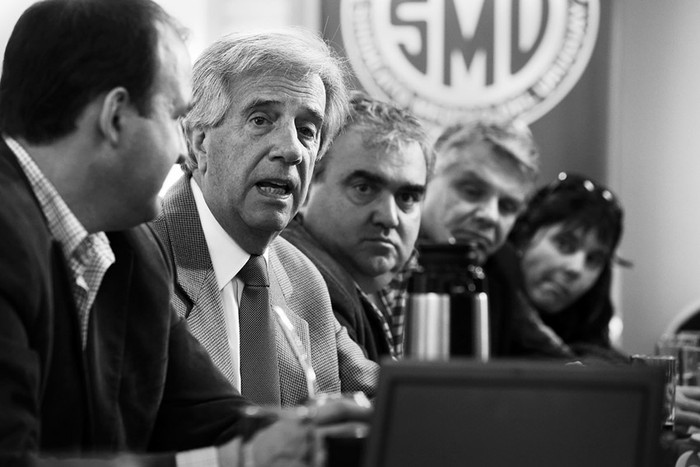 Tabaré Vázquez, candidato presidencial por el Frente Amplio, ayer cuando visitó la sede del Sindicato Médico del Uruguay (SMU), junto a los directivos Julio Trostchansky, Gerardo Eguren, Julio Vignolo y Malena Passos. / Foto: Sandro Pereyra