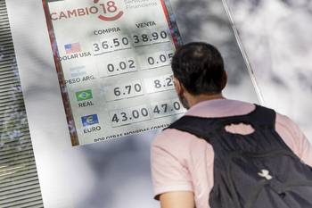 Pizarra de cotizaciones en el centro de Montevideo. · Foto: Rodrigo Viera Amaral