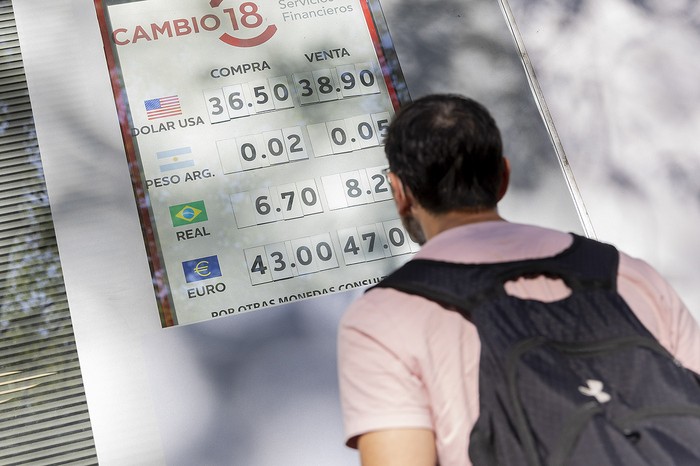 Pizarra de cotizaciones en el centro de Montevideo. · Foto: Rodrigo Viera Amaral