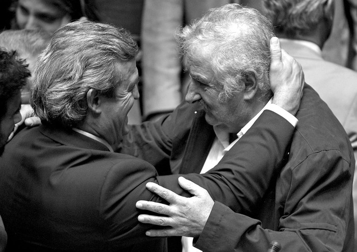 Jorge Larrañaga y José Mujica, que preside la asamblea general, durante la inauguración de la legislatura pasada. (archivo, febrero de 2005) · Foto: Iván Franco