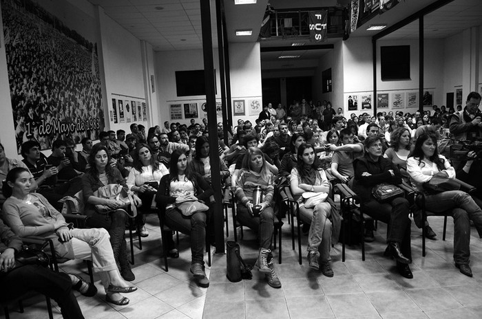 Asamblea de los ex trabajadores de Pluna, ayer, en la sede del PIT–CNT. · Foto: Andrés Cuenca