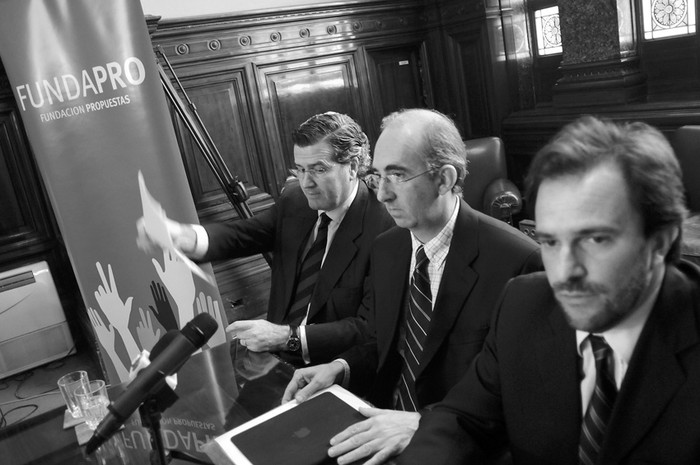 Pedro Bordaberry, Guillermo Maciel y Germán Cardoso, ayer, en la antesala de la cámara de diputados.  · Foto: Pablo Nogueira