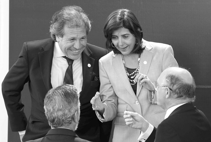 Los cancilleres Luis Almagro, de Uruguay, María Ángela Holguin, de Colombia, y de espaldas Antonio Patriota, de Brasil, y Héctor Timerman, de Argentina, ayer, antes de la foto oficial de la Reunión Ordinaria del consejo de ministras y ministros de Relaciones Exteriores de la Unión de Naciones Suramericanas (Unasur), ayer, en Lima. · Foto: Paolo Aguilar, Efe