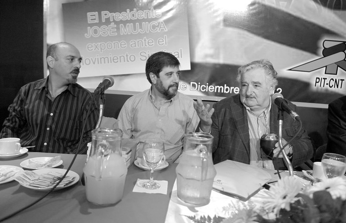 Marcelo Abdala, Fernando Pereira y José Mujica, ayer, en la sede del PIT-CNT. · Foto: Pedro Rincón