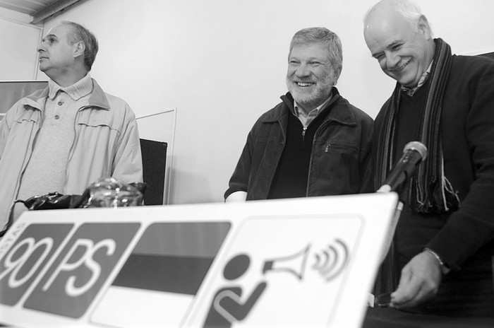 Jorge Buriani, Roberto Kreimerman y Yerú Pardiñas, ayer en el local de la Federación Obrera de la Industria de la Carne y Afines, en el Cerro.  · Foto: Pablo Vignali
