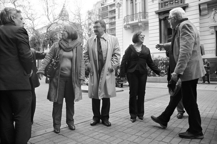 José Luis Gallo y la ministra Alicia Muñiz, acompañados por dirigentes frenteamplistas, ayer, frente a la Suprema Corte de Justicia. · Foto: Pablo Nogueira