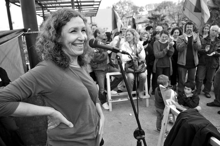 Constanza Moreira, ayer, en el acto convocado por Redes por Constanza en apoyo de su precandidatura a la presidencia por el Frente Amplio. · Foto: Javier Calvelo