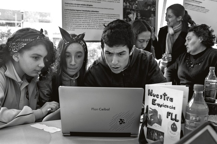 Rocío Guichón, Naiara Habeiro, Gustavo Pereira, Elda Esnal, Verónica Castro y Graciela Ledesma, del liceo Ramón Goday, de Casupá. Foto: Pablo Vignali