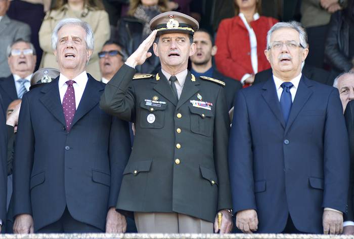 Tabaré Vázquez, Guido Manini Ríos y Jorge Menéndez, el jueves, durante el acto del Día del Ejército. Foto: Andrés Cuenca