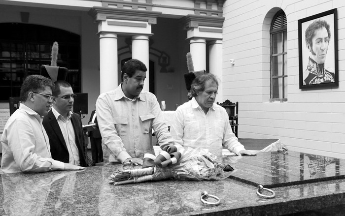 El canciller venezolano, Elias Jaua, el presidente encargado de Venezuela, Nicolás Maduro, y el canciller Luis Almagro, ayer, cuando visitaron el Museo de la Revolución, donde reposan los restos de Hugo Chávez. · Foto:  S/d de autor, Prensa Miraflores, Efe