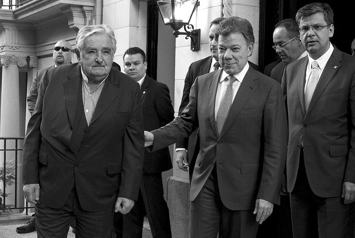 El presidente José Mujica y su homólogo colombiano, Juan Manuel Santos, tras una reunión en la residencia del representante permanente de Uruguay ante la ONU, en Nueva York, previo a los debates del 68º período de sesiones de la Asamblea General de la ONU. · Foto:  Miguel Rajmil, Efe